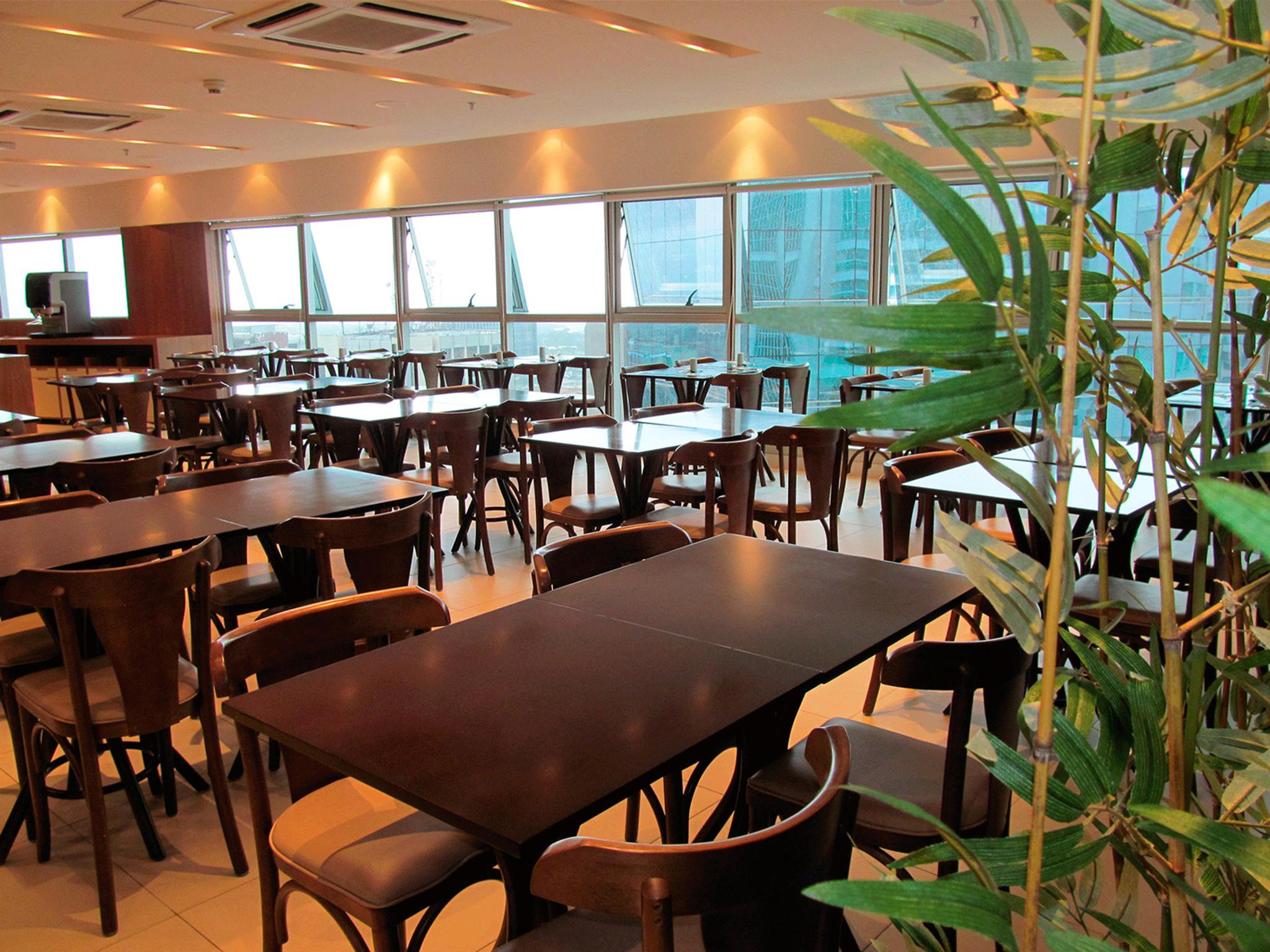 Hotel Hplus Vision Executive